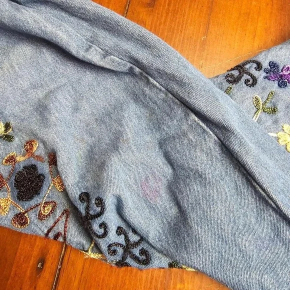 FLORAL HAND STITCHED DENIM BUTTON UP SHIRT‎ - Picture 4 of 8